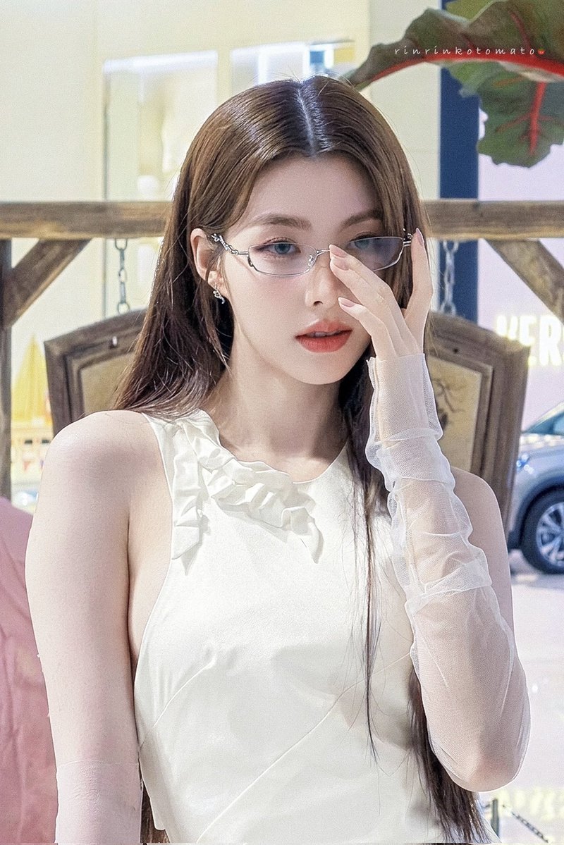 xApril88's tweet photo. Cứu tui, cái vibe hôm nay nó tổng tài, nó ngầu lòi dị nè 😍😍😍

ORM VEGGIE POPUP ICONSIAM
#OrmxGentleMonsterICONSIAM https://t.co/gaR9dPNo3X