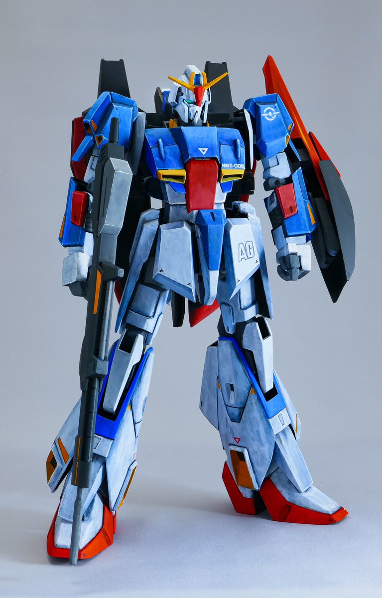 paper0121's tweet photo. 40年前に作られた可変キット
差し替え無しで変形、しかもシールドを取り外さず変形できる
そこそこ色分けもされていて部分塗装で完成できる
しかもとんでもなく大きな胸をしている
旧1/100Zガンダム　大好き https://t.co/F3WlADFYHx