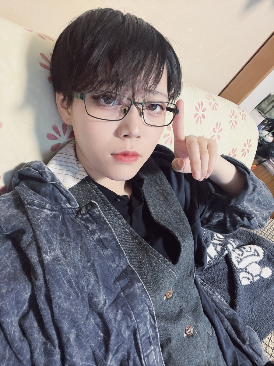 guitarkinako's tweet photo. 前まで似合わなかった四角メガネが、髪型変えたら似合うようになってて幸‼️👓
今日はバーのバイトだぞぅ、頑張るぞぅ https://t.co/qDbjIWN5sK