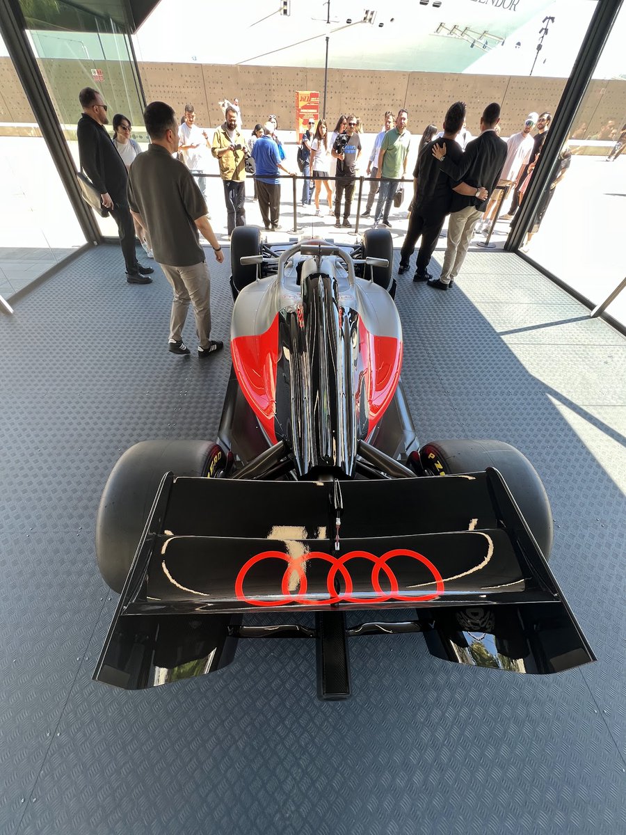 settar's tweet photo. Castrol ve Audi'nin etkinliğinde Galataport’taki @audif1_ R26 Showcar’ı gördüm.

Bu yılın büyük değişim geçirmiş yeni F1 araçlarından biri ilk defa geldi Türkiye'ye. Bu tip işler devam eder umarım.

Araç 5 Haziran akşamına kadar Galataport’ta. https://t.co/mQiwDBHwX7