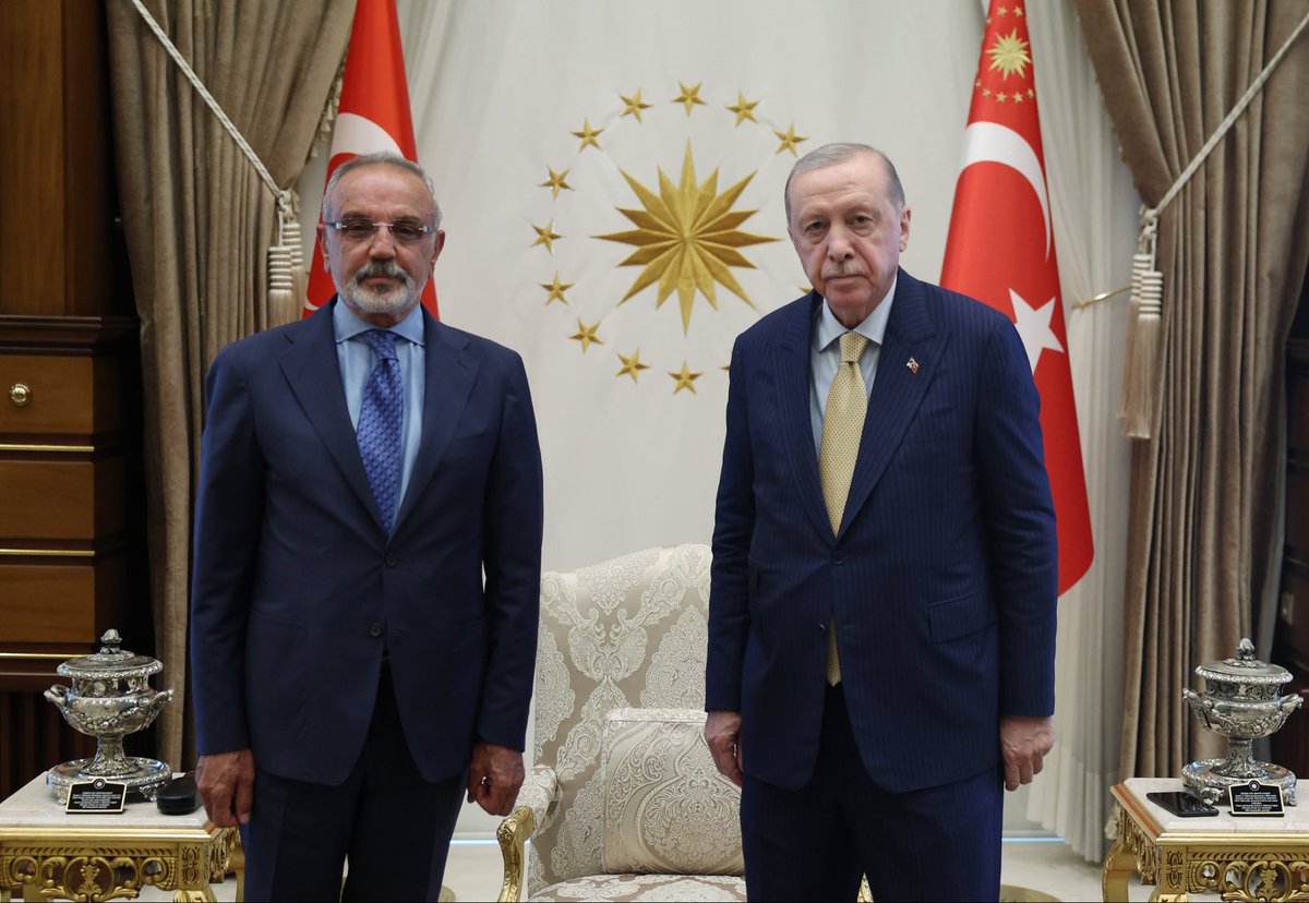 sakiksirri's tweet photo. Dün akşam Sayın Cumhurbaşkanı Recep Tayyip Erdoğan ile bir görüşme gerçekleştirdim.
Görüşmemizde halkımızın barışa, demokrasiye ve adalete dair beklentilerini, “Demokratik Toplum ve Barış” sürecinin somut adımlarla ilerlemesine yönelik talep ve umutlarını kendisine ilettim. Bu tarihsel sürecin günlük siyasetin çok üzerinde değerlendirilmesi gerektiğini, kanın, gözyaşının ve çatışmanın Türkiye’nin gündeminden tamamen çıkmasının toplumun ortak arzusu olduğunu ifade ettim.
Ayrıca başta Ağrı olmak üzere bölgemizde ve ülkemizde yaşanan yoksulluk, sağlık hizmetlerine erişimdeki sorunlar, işsizlik ve göç gibi temel meseleleri gündeme getirerek çözüm önerilerimizi paylaştım. Gerçekleştirilen bu görüşmenin, sorunların çözümüne ve ülkemizde barışın güçlenmesine katkı sunmasını temenni ediyor ve teşekkür ediyorum.