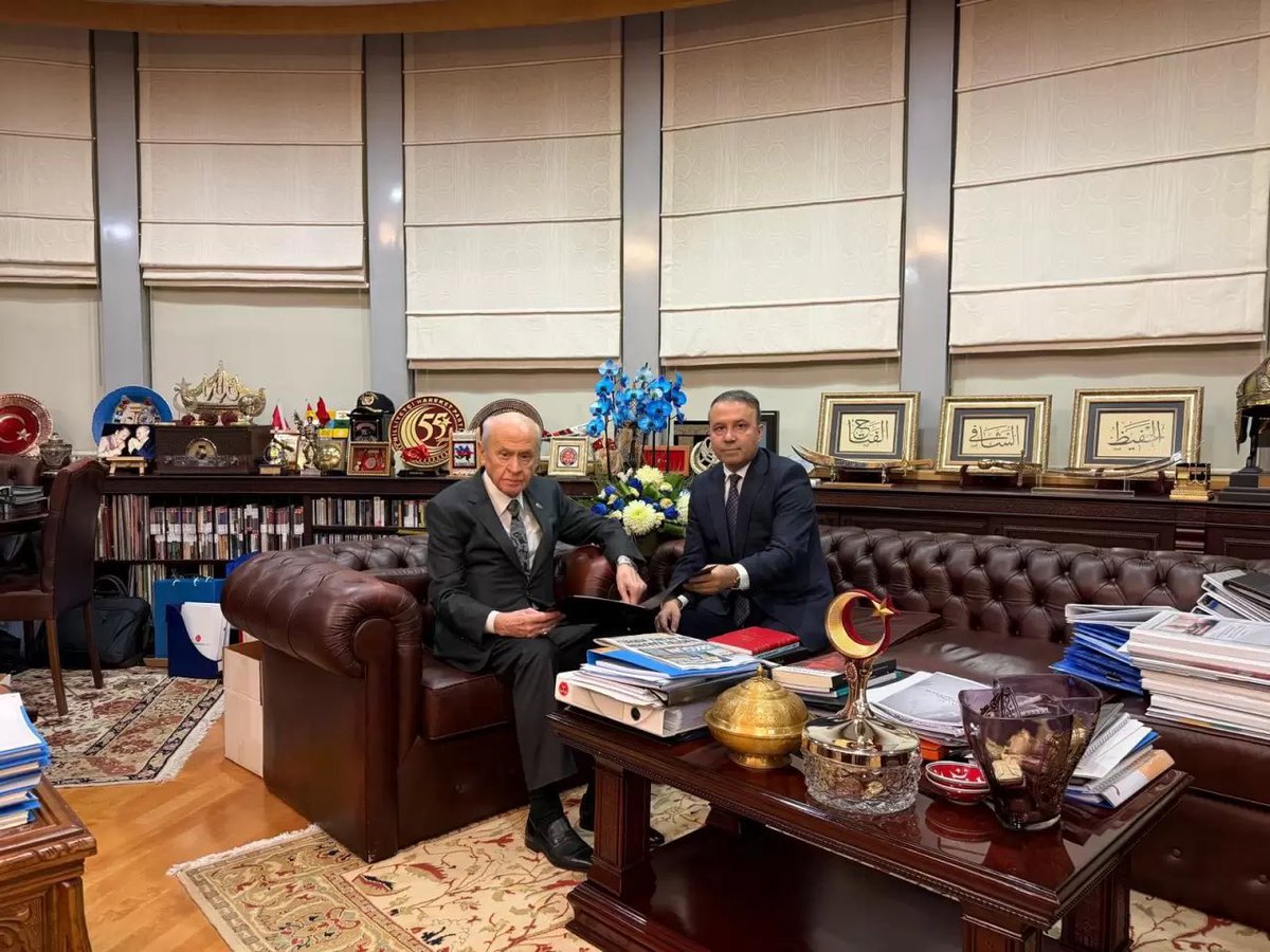 ayyildirim1's tweet photo. Özgür Özel ve ekibinin parti teşkilatlarına hakimiz görüntüsü verme ve güç gösterisi yapmaya dönük eylemleri siyasi bir nitelik taşımaktadır. Kemal Kılıçdaroğlu’nun hükümetle işbirliği içinde olduğunu ifade eden “karşımızda mutlak sultanla mutlak butlan ittifakı vardır” sözleri konuyu mecraından çıkararak hükümetle ilişkilendirmek böylece kendine meşruiyet oluşturmak ve taraftar toplamak niyetinin tezahürüdür. Özgür Özel’in 19 Mart ve 21 Mayıs darbesi söylemi de konuyu hukuk zemininden provokatif bir sürece taşıma çabasıdır.

Yolsuzluk, yapanın yanına kâr kalmamalıdır.

Ahlaksızlığa, kamu malını peşkeş çekmeye rıza gösterilmemelidir.

Liderimiz Sayın Devlet Bahçeli