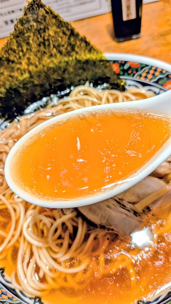 fgthei114010920's tweet photo. おいしい短歌🍜

今昼、秘密のキッチンで重なって
ぎゅうっと深みにはまったんだ

出
汁が
牛では
なく節系
が香り高く
ほのかな酸味
が頗る心地酔い
牛深だし中華そば
プツンとした歯切れ
中細丸麺にスモーキー
出汁黒酢でさっぱり味変
平日ランチタイムのみ提供
熊本バル うせがたん 神泉 😋
#天草市 https://t.co/bLo1h68bZf