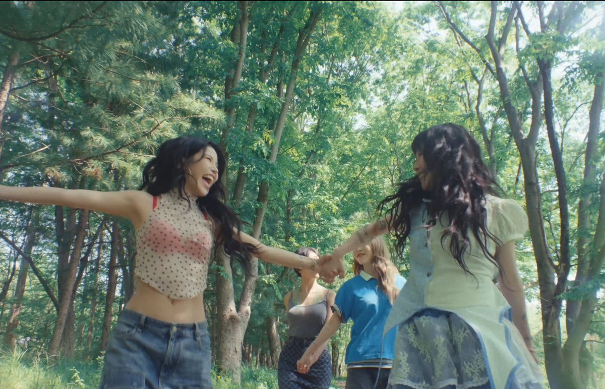 solar_blues's tweet photo. i'm not even exaggerating i'm actually sobbing 😭😭😭😭

THIS IS LITERALLY SONG OF THE YEAR

4 FLOWERS MV OUT NOW 
#4FlowersOutNow
#다시피어난_마마무의계절 
#MAMAMOO #마마무 https://t.co/lzQN0TmaaE