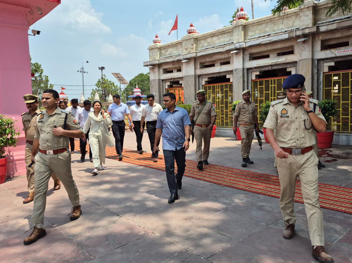DIGDevipatan's tweet photo. मा0 मुख्यमंत्री @myogiadityanath जी के बलरामपुर आगमन के दृष्टिगत @IGDevipatan द्वारा मण्डलायुक्त, देवीपाटन मण्डल के साथ सुरक्षा व्यवस्था की तैयारियों का निरीक्षण किया गया। इस दौरान  हैलीपेड, कार्यक्रम स्थल व अन्य व्यवस्थाओं का जायजा लेते हुए संबंधित को आवश्यक दिशा-निर्देश दिए गए। https://t.co/E3XiSkJxyf