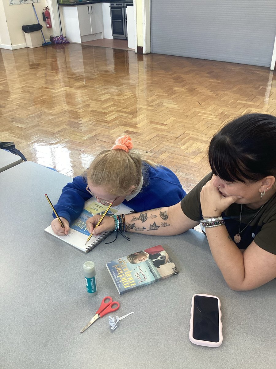 ShiremoorYr6's tweet photo. Our Year 3 Parents Reading Project started last night and we had a lovely session - we chose a book to read together with our parents and are very excited to start creating our reading scrapbooks linked to our reading. I can’t wait for next week already! @ShiremoorYr3 https://t.co/HY7Iko9xsu