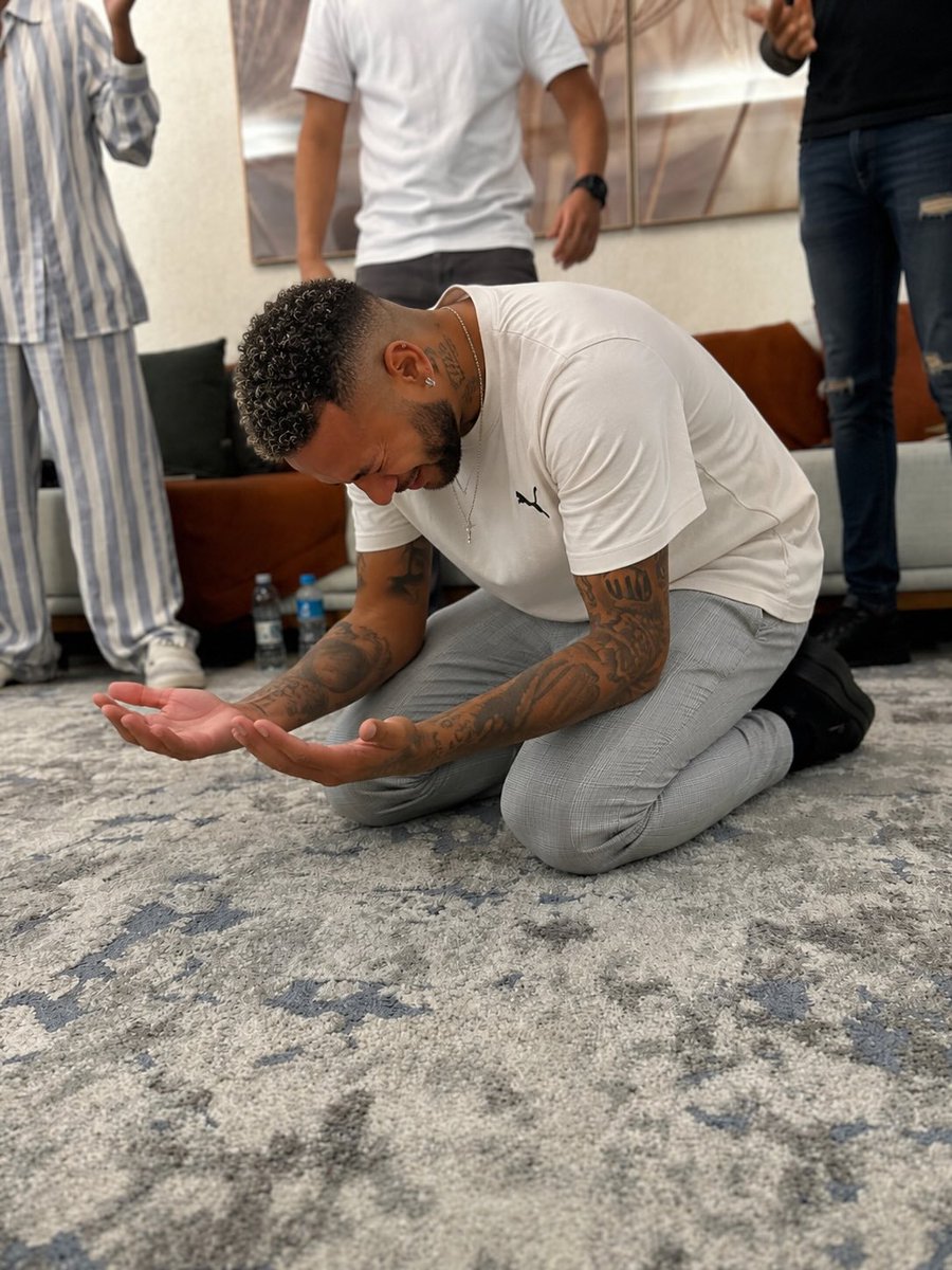 AFG_0007's tweet photo. Brazilian Superstar player, Neymar Jr was seen praying and weeping in church after he gave his life to Christ 🙌🏽 https://t.co/GEKtBJBti1