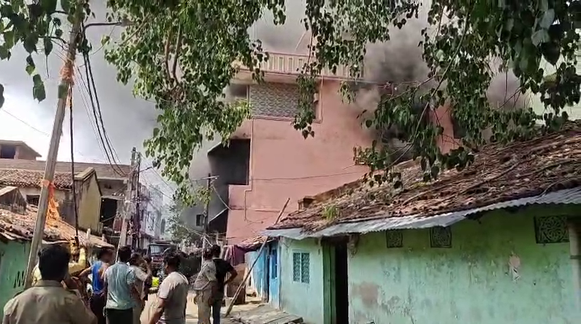 otvkhabar's tweet photo. #ଫାଟିଲା_ଏସି,#ଅଳ୍ପକେ_ବର୍ତ୍ତିଲେ_ପରିବାର
-ଟିଟିଲାଗଡ଼: ବିଦ୍ୟୁତ ତାର ଲାଗି ଜଳିଗଲା ଏସି; ଅଳ୍ପକେ ବର୍ତ୍ତିଲେ ପରିବାର
- ୱାର୍ଡ଼ ନଂ ୧୨ର ଜଣଙ୍କ ଘର ଦେଇ ଯାଇଥିବା ବିଦ୍ୟୁତ ତାର ଲାଗି ଜଳିଗଲା
-ଘରେ ଥିବା ଏକ ଚାରି ଚକିଆ ଓ ଅନ୍ୟାନ୍ୟ ମୂଲ୍ୟବାନ ଆସବାବପତ୍ର ଜଳିଗଲା
#Titilagarh #FireIncident #ACFire #ElectricWireFire #Ward12 #TitilagarhNews #OdishaNews #OTV