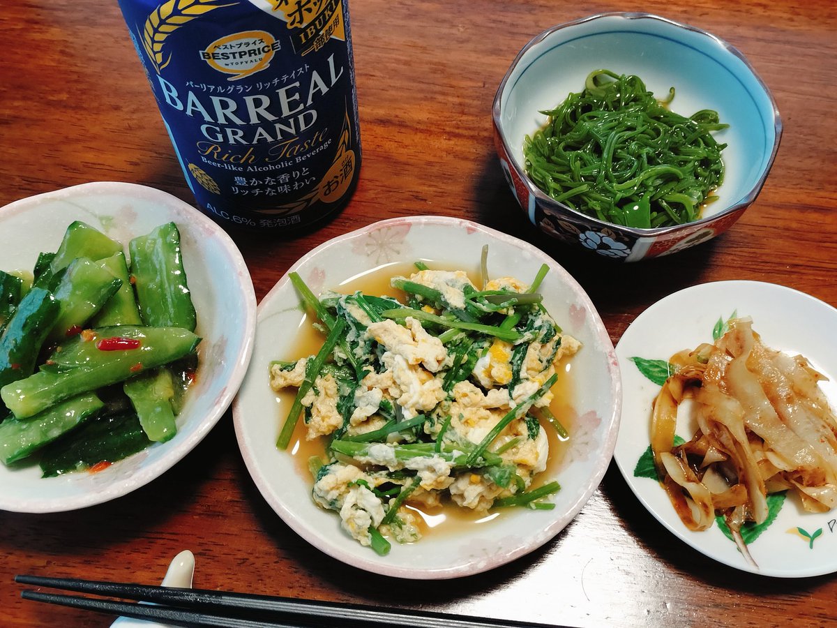 zuttappk's tweet photo. 家呑み開始、酒肴は「小鉢四種」
何時ものコトを何時も通りにヤってると何時も通りの時間になって☺️…
さ！今夜もユルユル始めまショ😁！！
冷蔵庫覗いてサクッとチャチャっと😋
「セリ玉子とじ・大根皮キンピラ・ピリ辛胡瓜韓国風・メカブ酢の物」
コユのが旨いお年頃ヨ🤭？！
#ツイッター晩酌部 https://t.co/SNx4XMWRN5