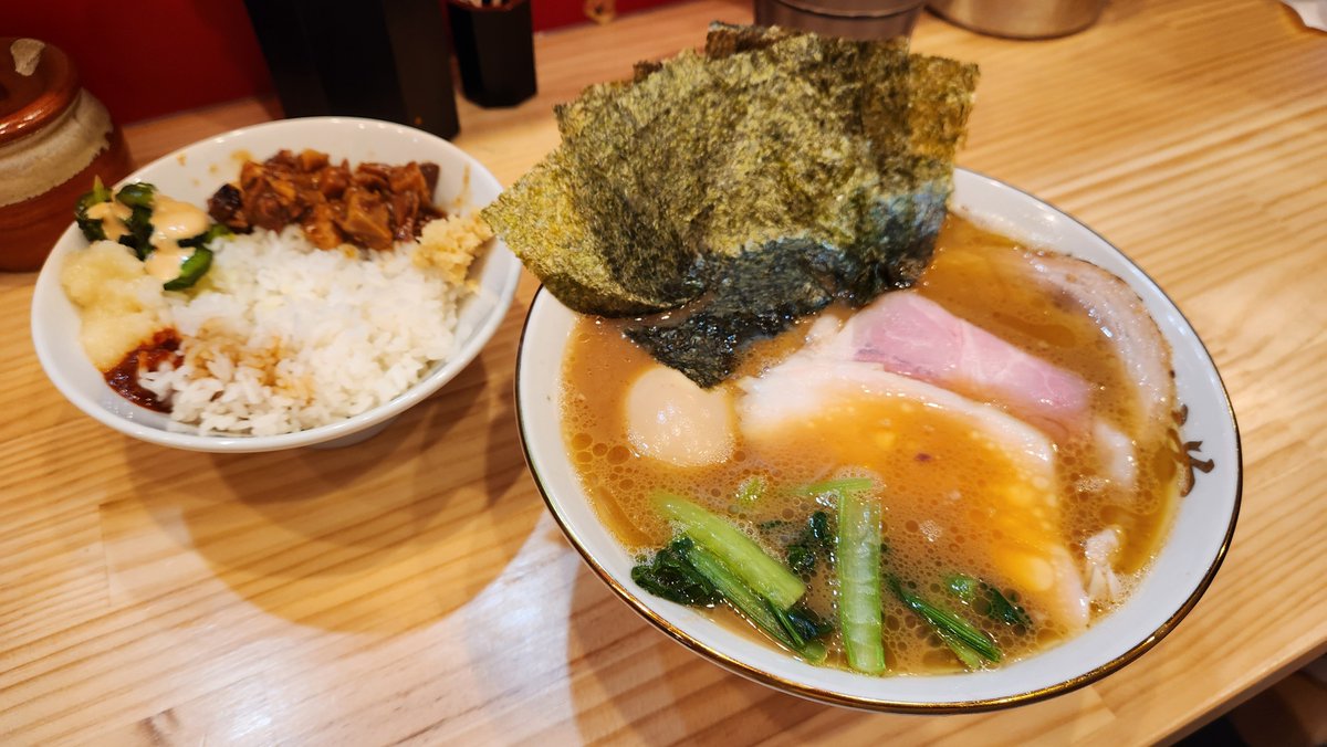 kecuE8Tjr2deuOy's tweet photo. 麺家笑の道@浅草橋

特選ラーメン
ライス小
ごはんのお供
鶏が前面に出た飲みやすいスープ。幅広い層に受け入れられる優しい味わいです。 https://t.co/ZJpM4rpp8T