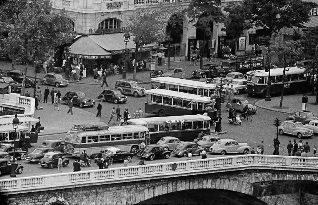 ParisAMDParis's tweet photo. 📸 Frank Horvat. 
Place du Châtelet 
1956. Paris https://t.co/qOCQZwmG6f