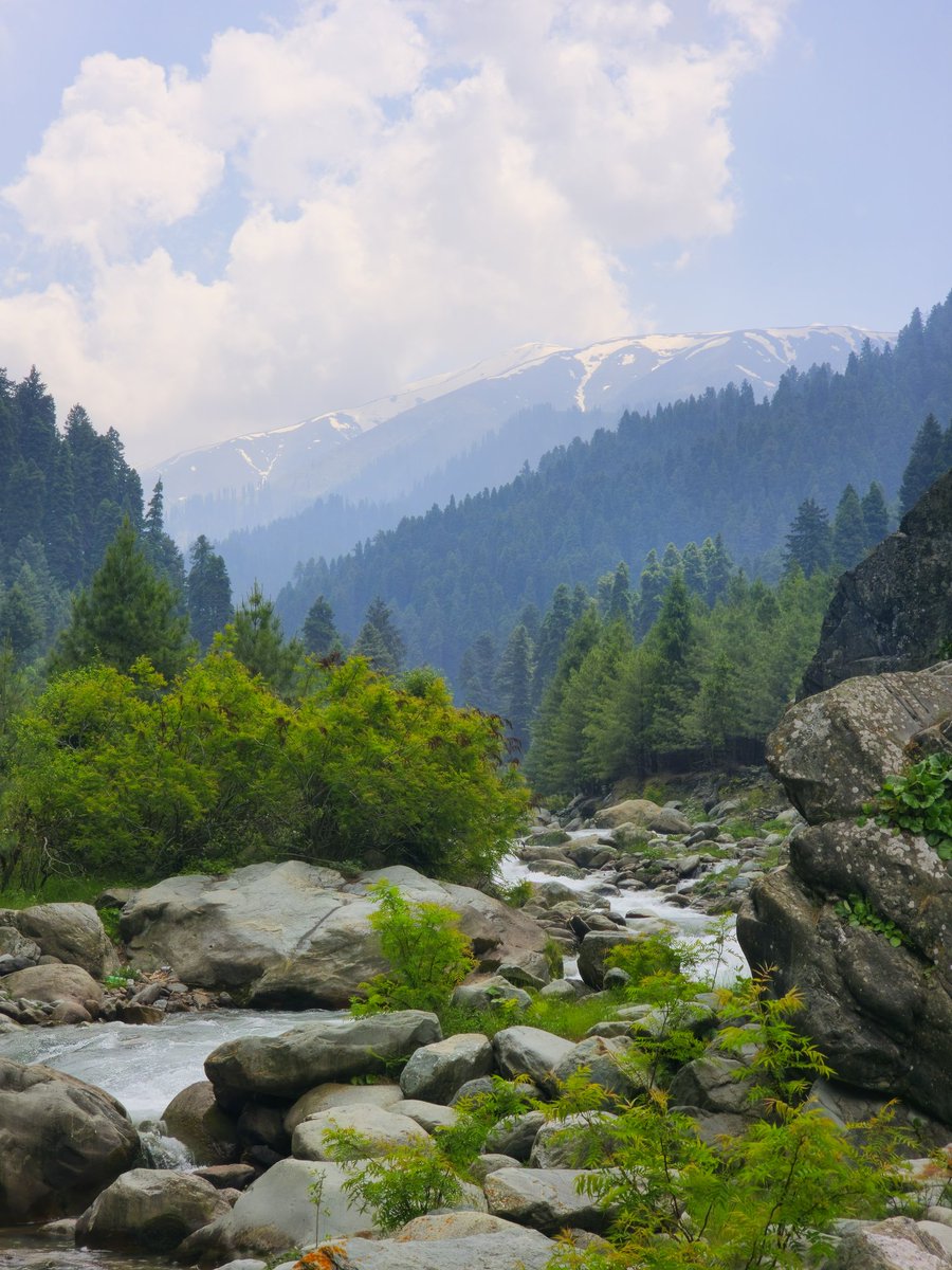 Veerwasu's tweet photo. Where the mountains meet the sky and the water finds its way https://t.co/vXWezG1Bix