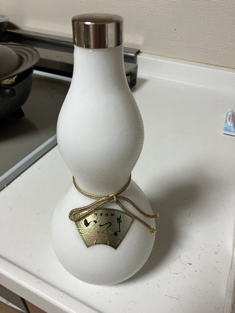 bueryh's tweet photo. 未開封をもらう。

峰の露酒造なので、少なくとも20年前の焼酎。

なかなか口当たり良し。 https://t.co/s4BqV4lEq6