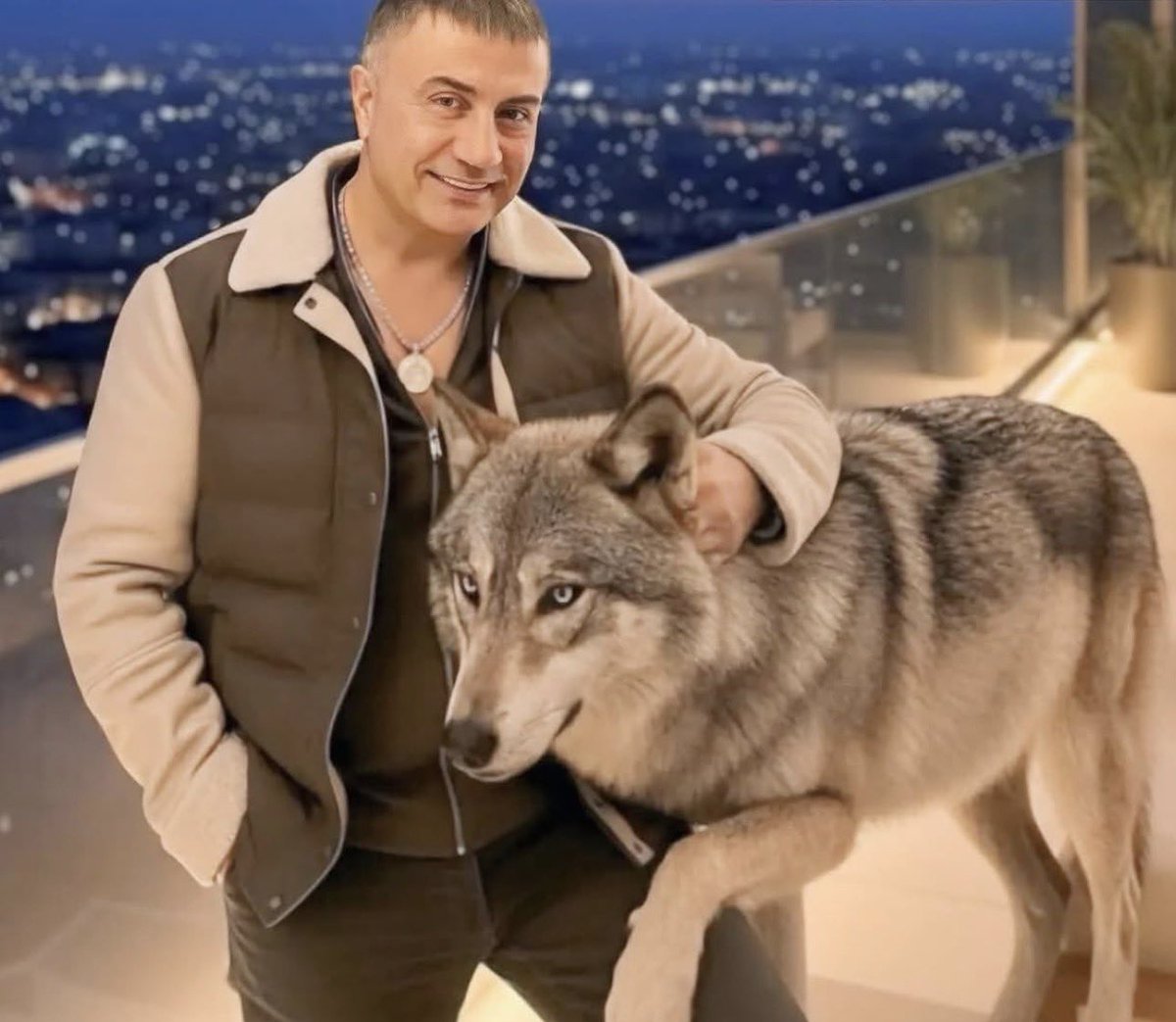 kdktyson's tweet photo. Türk dünyasının birliğine çocuk yaşta inanan , kardeşliği yücelten , millet sevgisini yüreğinde taşıyan ve nerde bir Türk varsa ona gönül bağıyla yaklaşan bir  duruşu temsil ettiği için ;

Reis Sedat Peker  “ Unesco “ tarafından korunmaya alınmalı… https://t.co/XS3pbaBskF