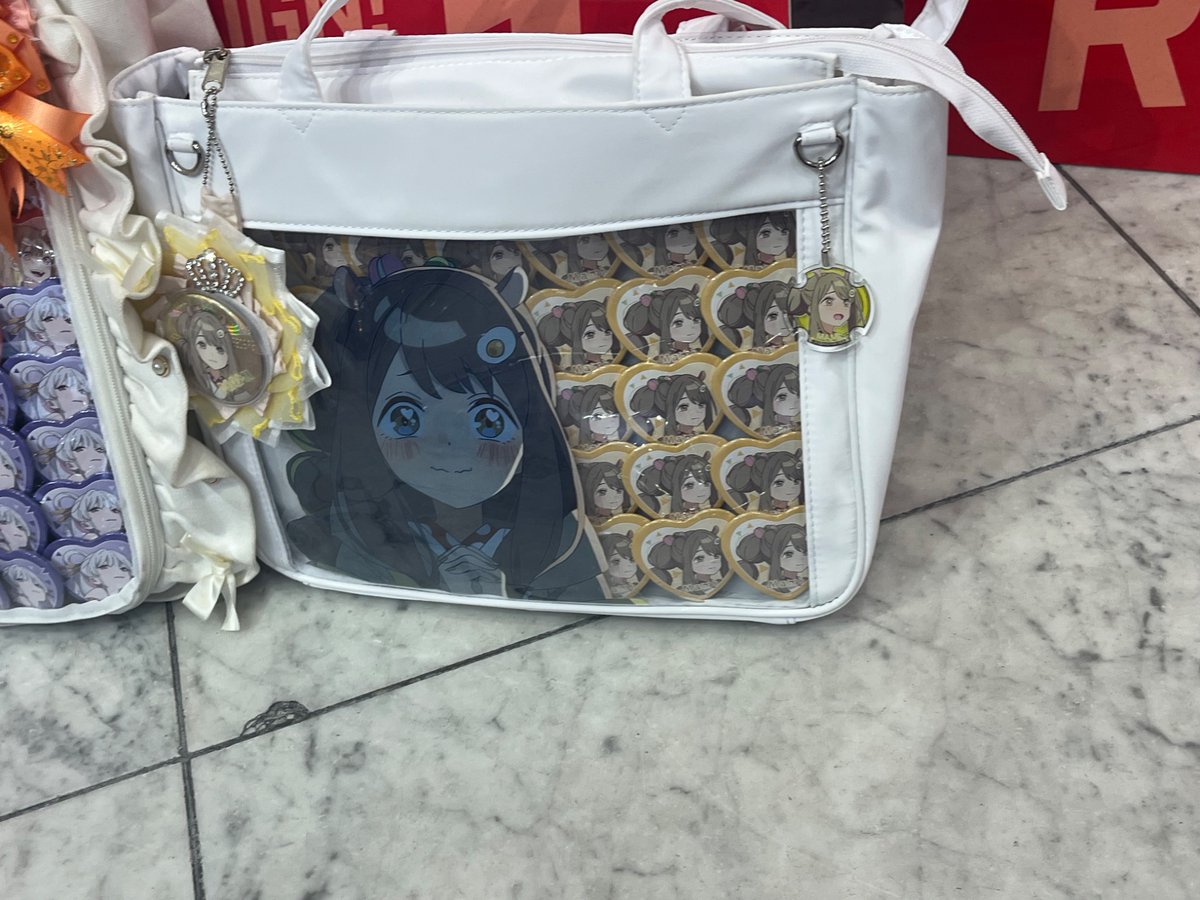 M4M1Fan's tweet photo. 【拡散希望】
本日18:00頃、町田ラウワン付近で（小田急近く）画像の真実の缶バッジのついたロゼットを落としてしまいました。見かけた方はDMにてお願い致します
対面又はメルカリ経由の匿名配送にてお願い致します🤲 https://t.co/kfLWukwhrs