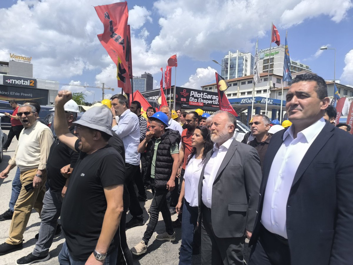 DEMankara's tweet photo. Madencilerin haklı direnişine ses olmak için Yıldızlar SSS Holding önündeyiz! 
Grup Başkanvekilimiz Sezai Temelli ve Milletvekilimiz Ferit Şenyaşar ile birlikte maden işçilerinin yanındayız. #MadencilerAyakta https://t.co/7fMPR8WsBH