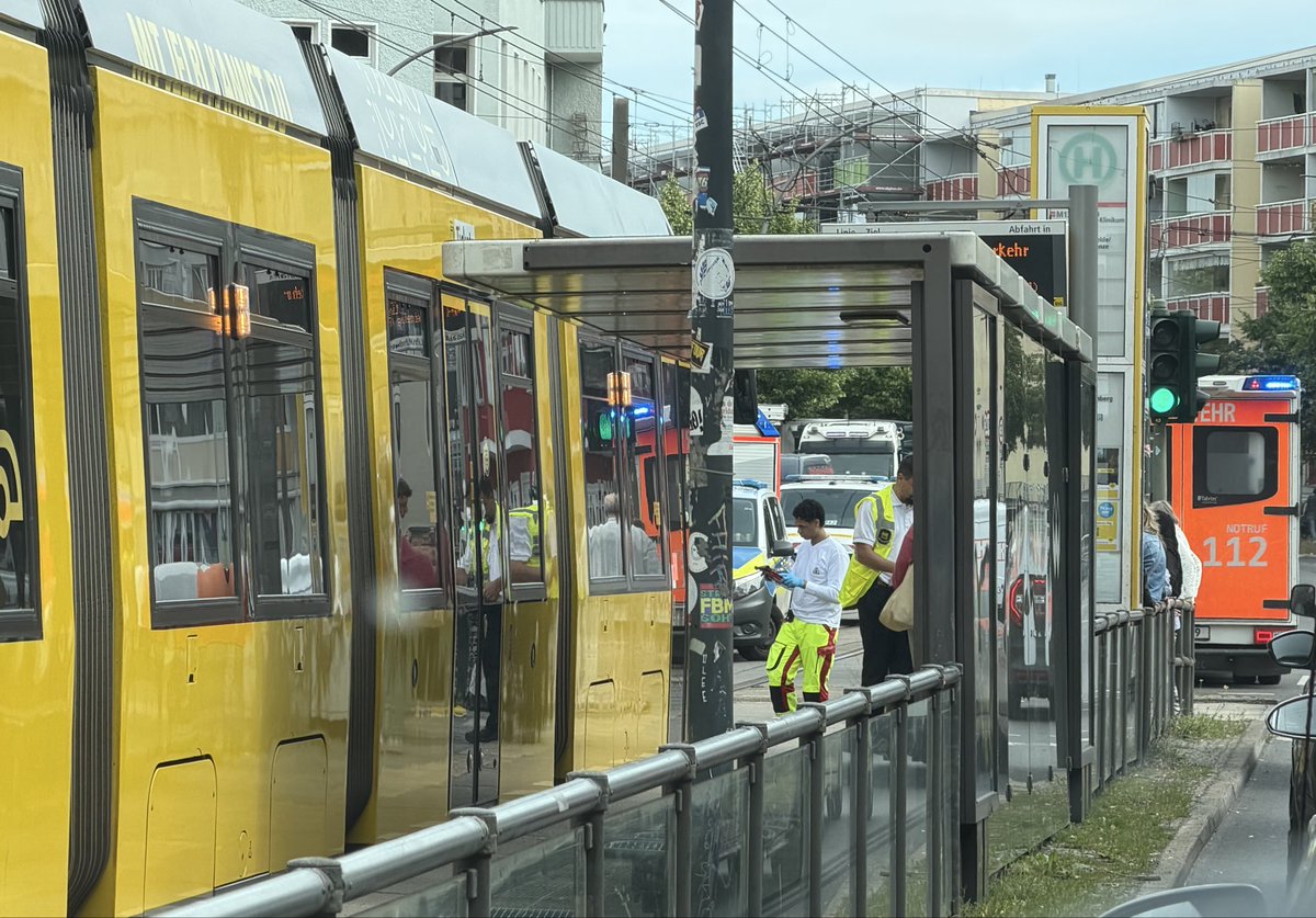 PolReporter's tweet photo. #Berlin #Lichtenberg - Pkw landet nach VU im Gleisbett der Straßenbahn, eine verletzte Person https://t.co/nWceKbhI26