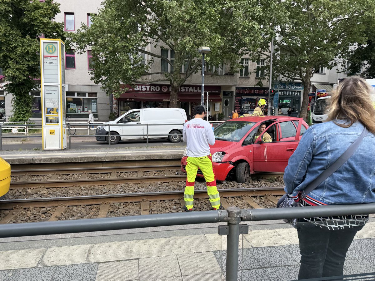 PolReporter's tweet photo. #Berlin #Lichtenberg - Pkw landet nach VU im Gleisbett der Straßenbahn, eine verletzte Person https://t.co/nWceKbhI26