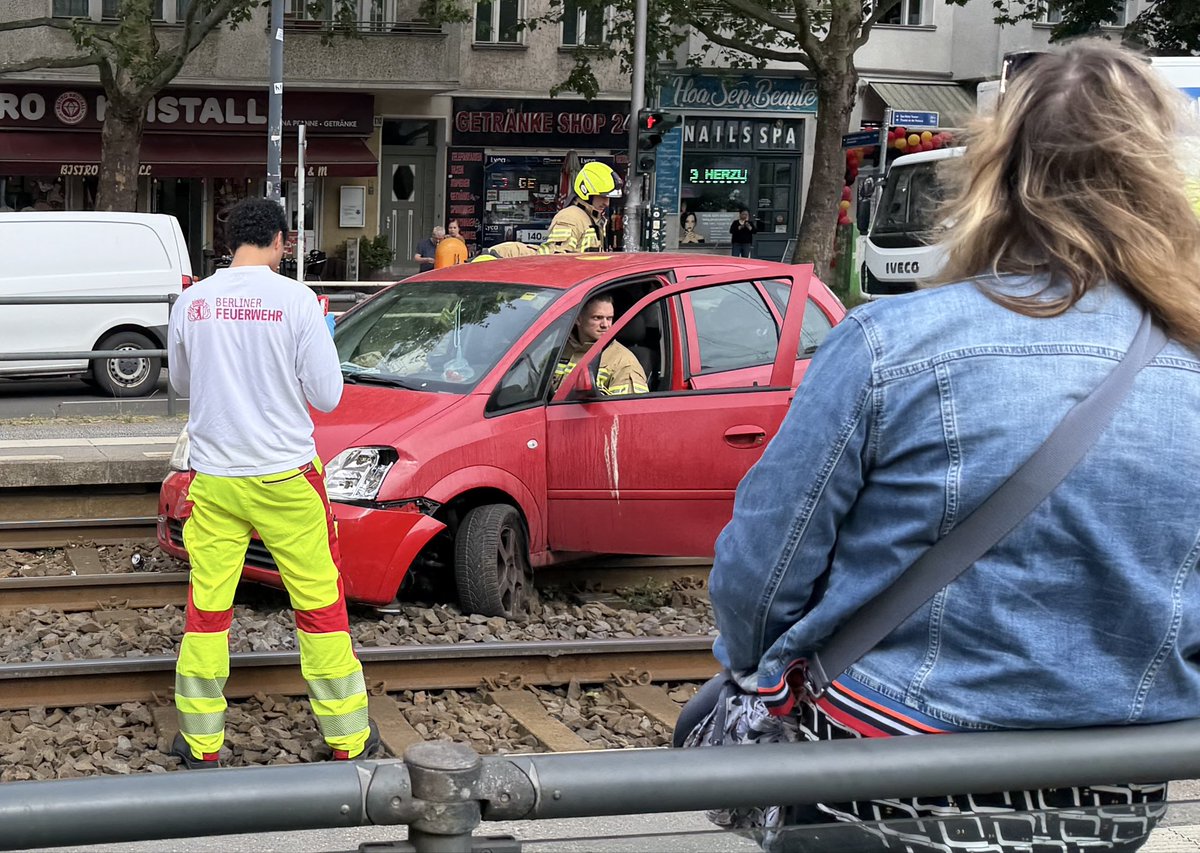 PolReporter's tweet photo. #Berlin #Lichtenberg - Pkw landet nach VU im Gleisbett der Straßenbahn, eine verletzte Person https://t.co/nWceKbhI26