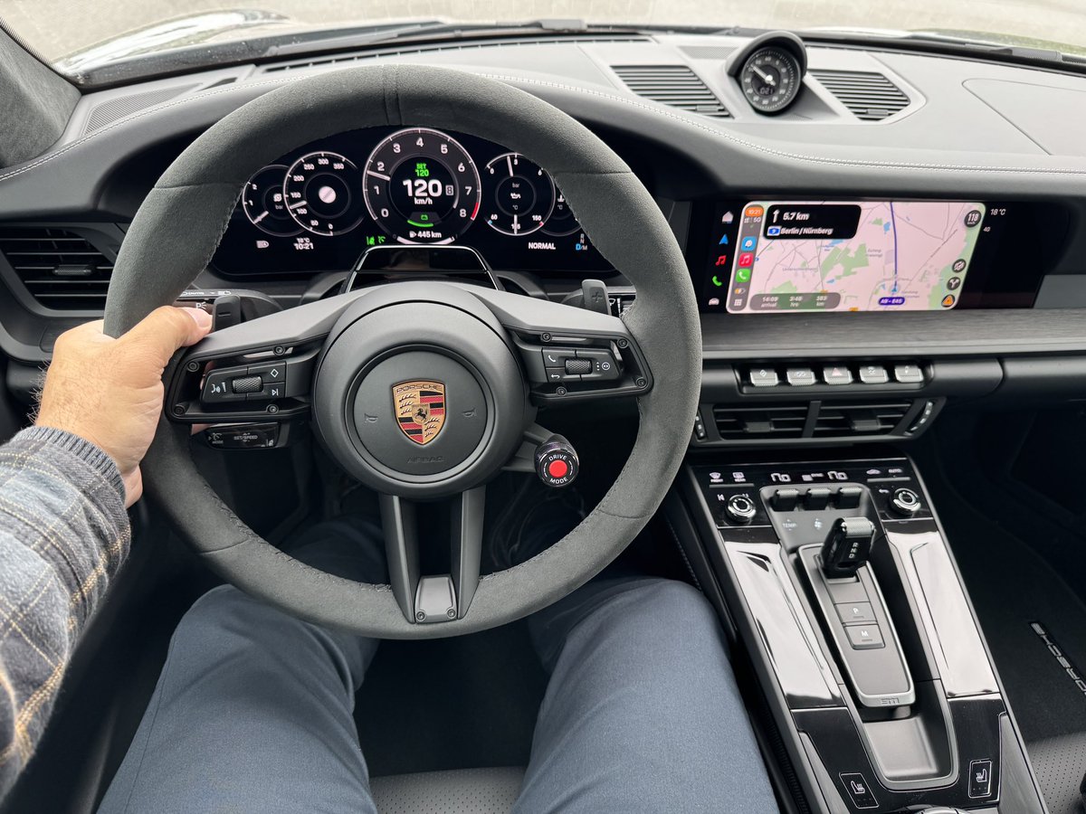 rowiro's tweet photo. Grabbed me a *brand-new* 911 Carrera GTS (only 38 km on it) in Munich; now en route to Frankfurt.

#Porsche #911 #GTS #GoodTimes https://t.co/PiZHUZT8Qv