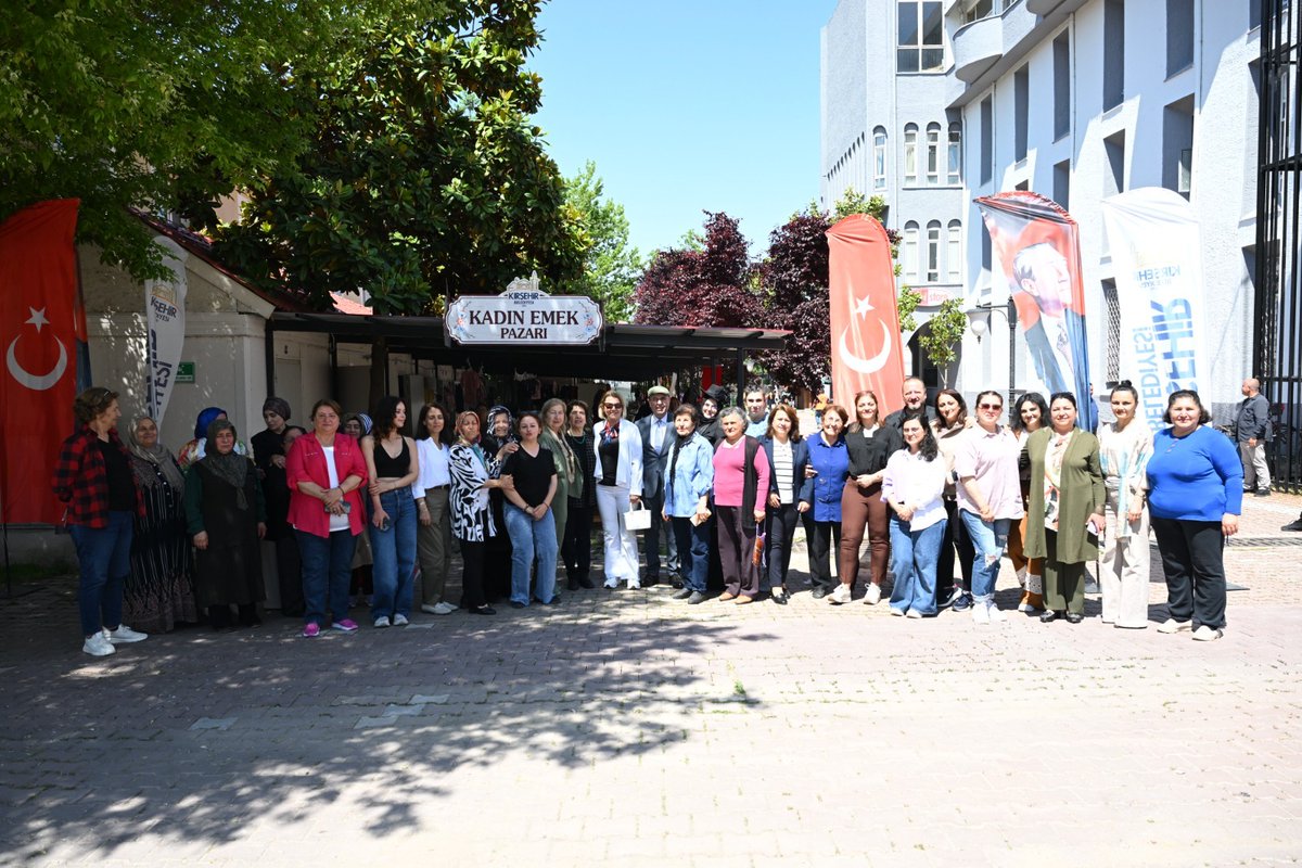 EkiciogluSlhttn's tweet photo. Meclis Üyelerimizle birlikte, kadınların el emeği göz nuru emekleriyle ürettikleri ürünlerin yer aldığı, Ahi Çarşısı yanında bulunan Kadın Emek Pazarı’nın açılışını gerçekleştirdik.

#SelahattinEkicioğlu #KırşehirBelediyeBaşkanı #KırşehirBelediyesi #KadınEmekPazarı https://t.co/snkmrW0mrb
