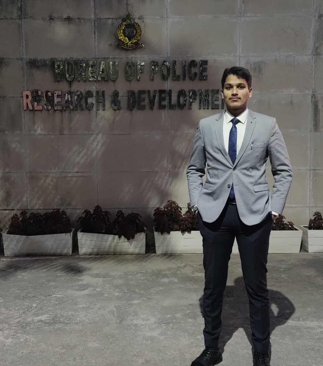 Shrey_student's tweet photo. They're not. Let me show you all how India youth actually looks like. In my early 20's I became 1st TEDx Speaker from NCC, Sorties, Technology Advisor to DGP of one state, Technology Expert for 2 districts, did R&amp;D in Women's Safety, PM &amp; many more.
@major_pawan @Nikitrailblazer https://t.co/awyYyeq4c4