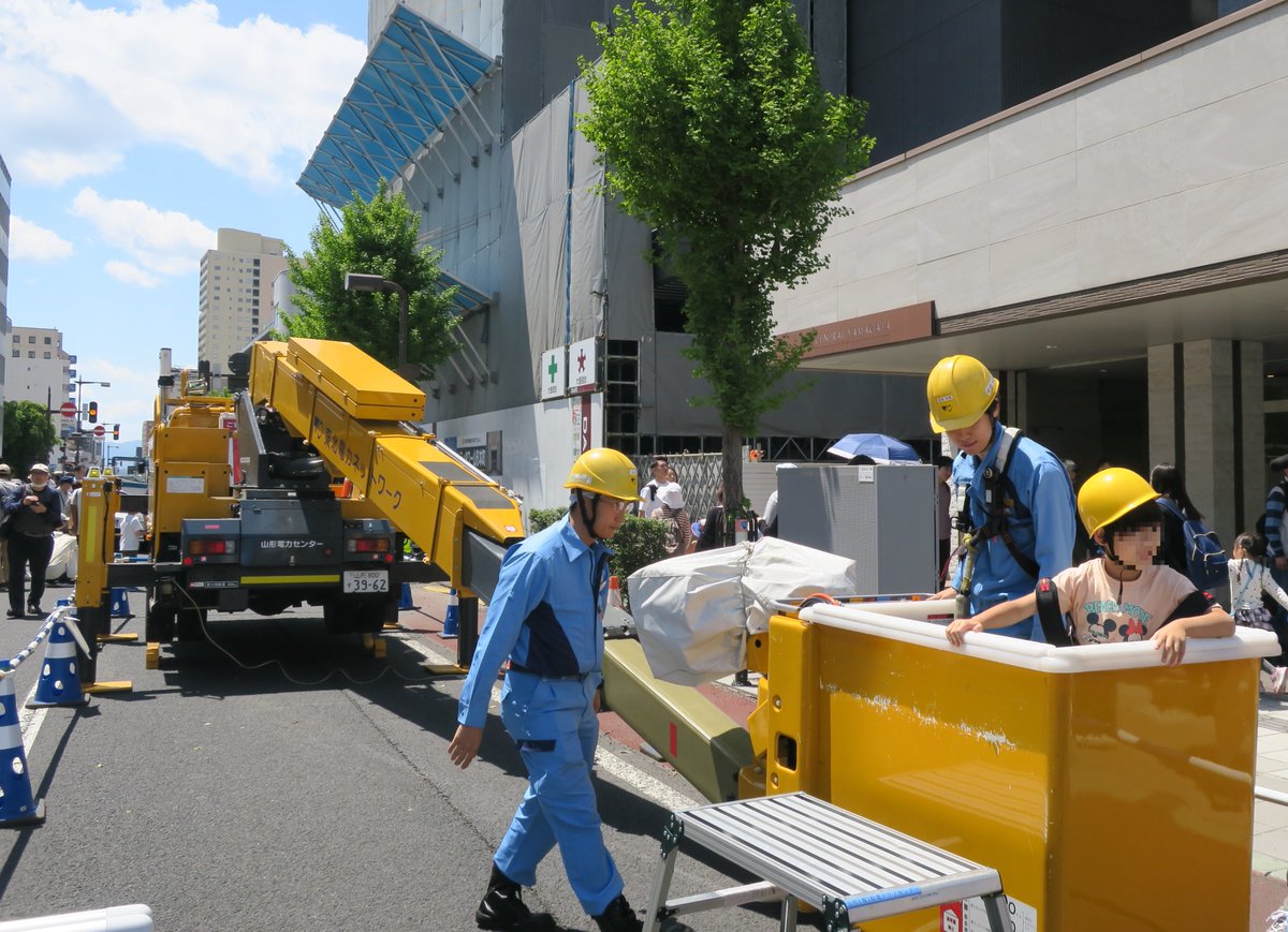 Tohoku_Network's tweet photo. #山形電力センター は、山形市で開催された「スプリングフェスティバルはたらく車大集合」に参加しました🚚✨
高所作業車の搭乗体験や災害時の停電復旧で活躍するBoreLo（ボレロ）の車内見学を行い、多くの来場者でにぎわいました！
イベントを通じて、#東北電力ネットワーク を身近に感じてもらえたら嬉しいです😊
#山形