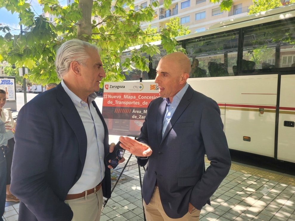 zaragoza_es's tweet photo. El @CTAZgz finaliza la implantación de sus nuevas líneas mejorando la conexión con Casetas, Sobradiel y otros municipios del corredor oeste.
Las mejoras incluyen nuevas líneas circulares, vehículos eléctricos para la lanzadera de Marlofa y paradas estratégicas en centros de empleo y ocio como La Torre Outlet o el Aeropuerto.
Además, se pone en marcha un nuevo intercambiador en La Joyosa y el asfaltado de un tramo del camino de las Canteras por parte del Ayuntamiento de Zaragoza mejora la movilidad en la zona.
Noticia > https://t.co/0qpZTOSIid