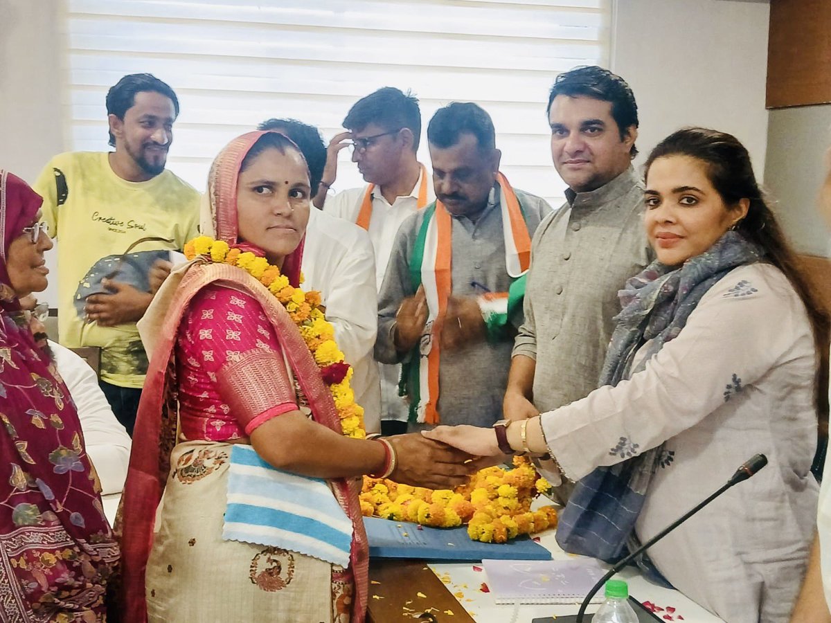 SubhashiniSY's tweet photo. 📍अरवली जिले में आयोजित समीक्षा बैठक ने एक बार फिर यह विश्वास मजबूत किया कि कांग्रेस की असली ताकत उसके समर्पित कार्यकर्ता हैं। सीख, संगठन और संकल्प के साथ हम पहले से अधिक मजबूती से आगे बढ़ रहे हैं। 
@INCIndia @INCGujarat @kharge @RahulGandhi @kcvenugopalmp @MukulWasnik https://t.co/n1mAzIkYRq