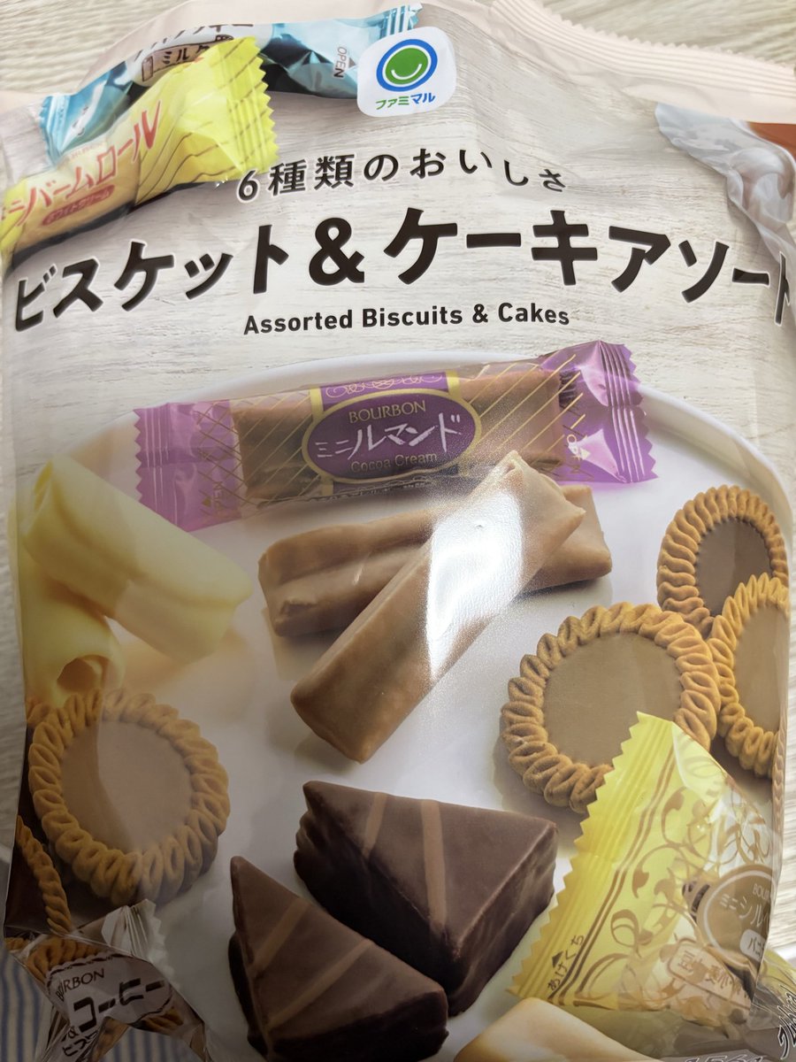 spicadiary's tweet photo. 今日の帰りファミマでめっちゃいいの見つけた！好きなシルベーヌなルマンドやバームロールも入っててお得🉐😄 https://t.co/qGQ1jhCMHP