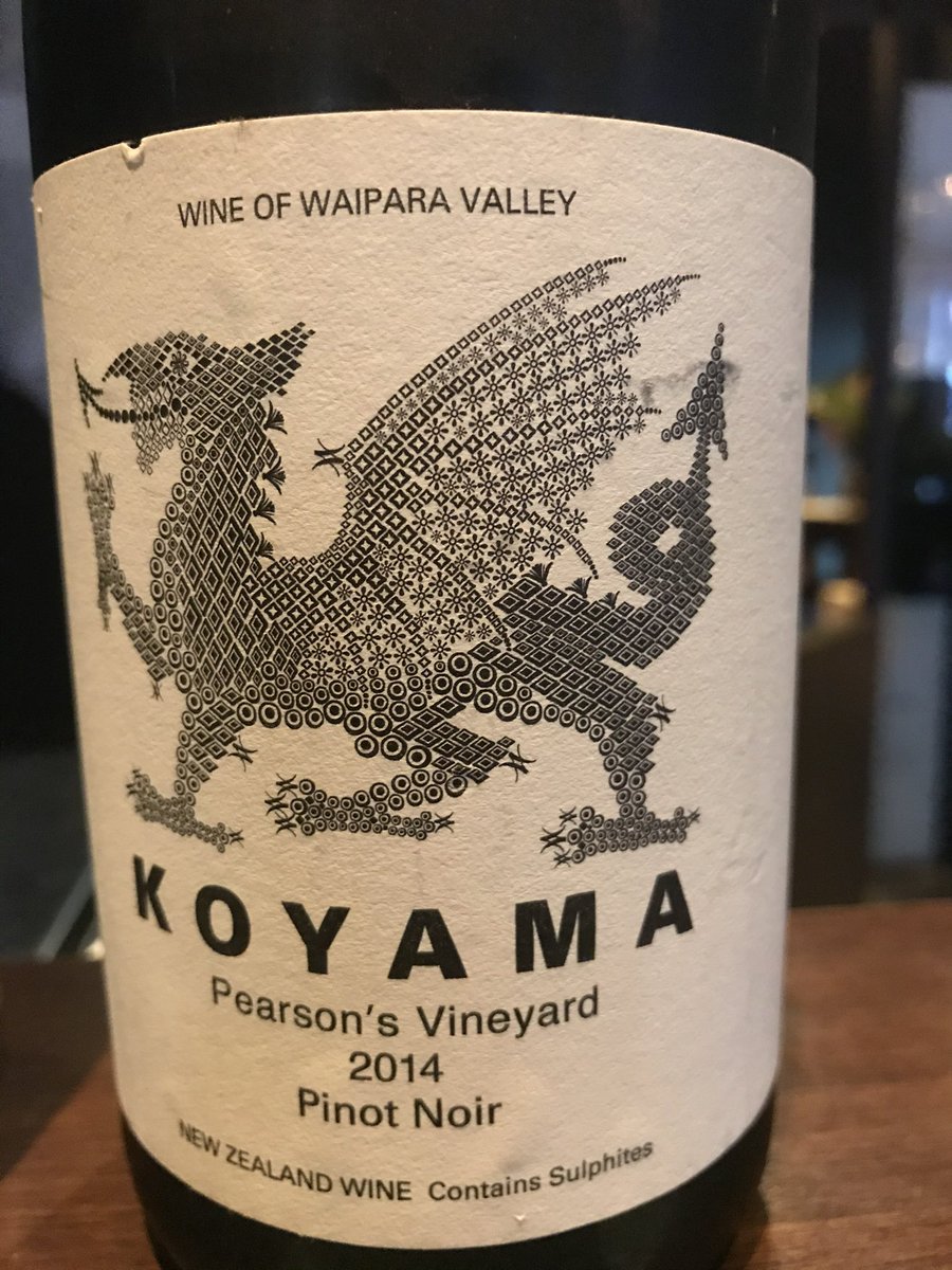 WorldWineWith's tweet photo. 日本人醸造家・小山浩平氏がNZワイパラで醸すピノ・ノワール

粘土石灰質土壌由来の緻密な骨格と、冷涼な気候が育む鮮烈な酸が特徴でした。

ダークチェリーの華やかな果実味に、繊細な土やスパイスの層が重なるエレガントな仕上がり。畑ごとのテロワールを純粋に表現している。 https://t.co/1zqAAIjvn2