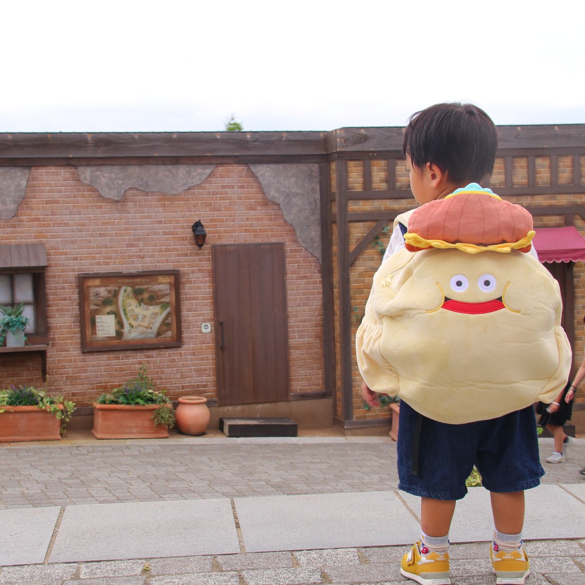 DQ_ISLAND's tweet photo. たまねぎキングのユニークなリュック、あなたはもう手に入れた？

ドラゴンクエスト アイランドではプレミアムチケットの購入特典に、「たまねぎキング」をモチーフとしたリュックもあります！🧅

#淡路島 #ニジゲンノモリ #DQ_ISLAND https://t.co/Xowx0VlNYc