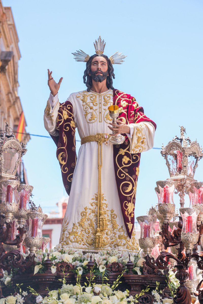 LaCenaSevilla's tweet photo. #CorpusCena26 | El Señor de la Sagrada Cena en la Cuesta del Rosario.

#CorpusSevilla26 https://t.co/V5lHo4i6nc