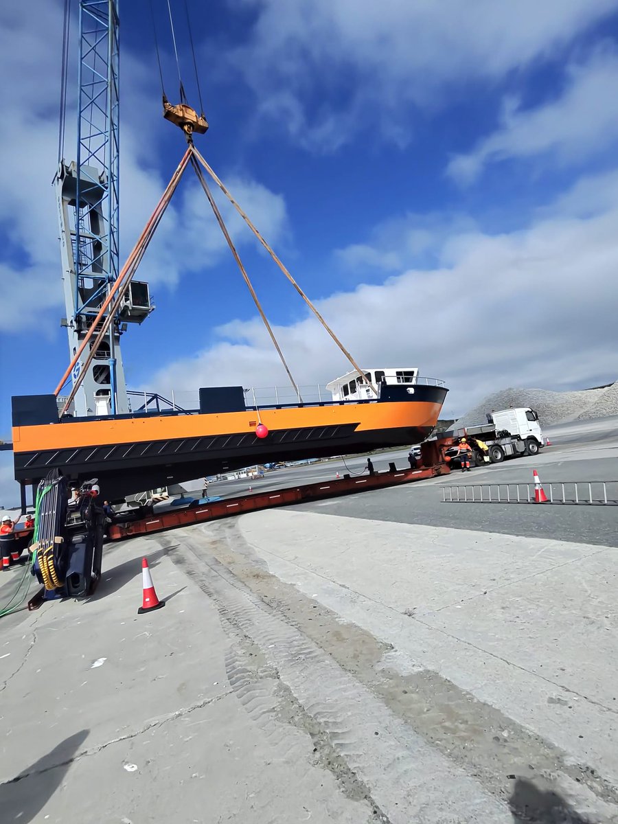 Elimat_es's tweet photo. Nuestros barcos vuelan antes de tocar agua por primera vez!
Puesto en el agua en el puerto exterior de #Ferrol, este catamarán para #acuicultura de 21m de #eslora por 9 de #manga descansará unos días en el peirao da Cortina, en el puerto interior. https://t.co/QNyJayazvA