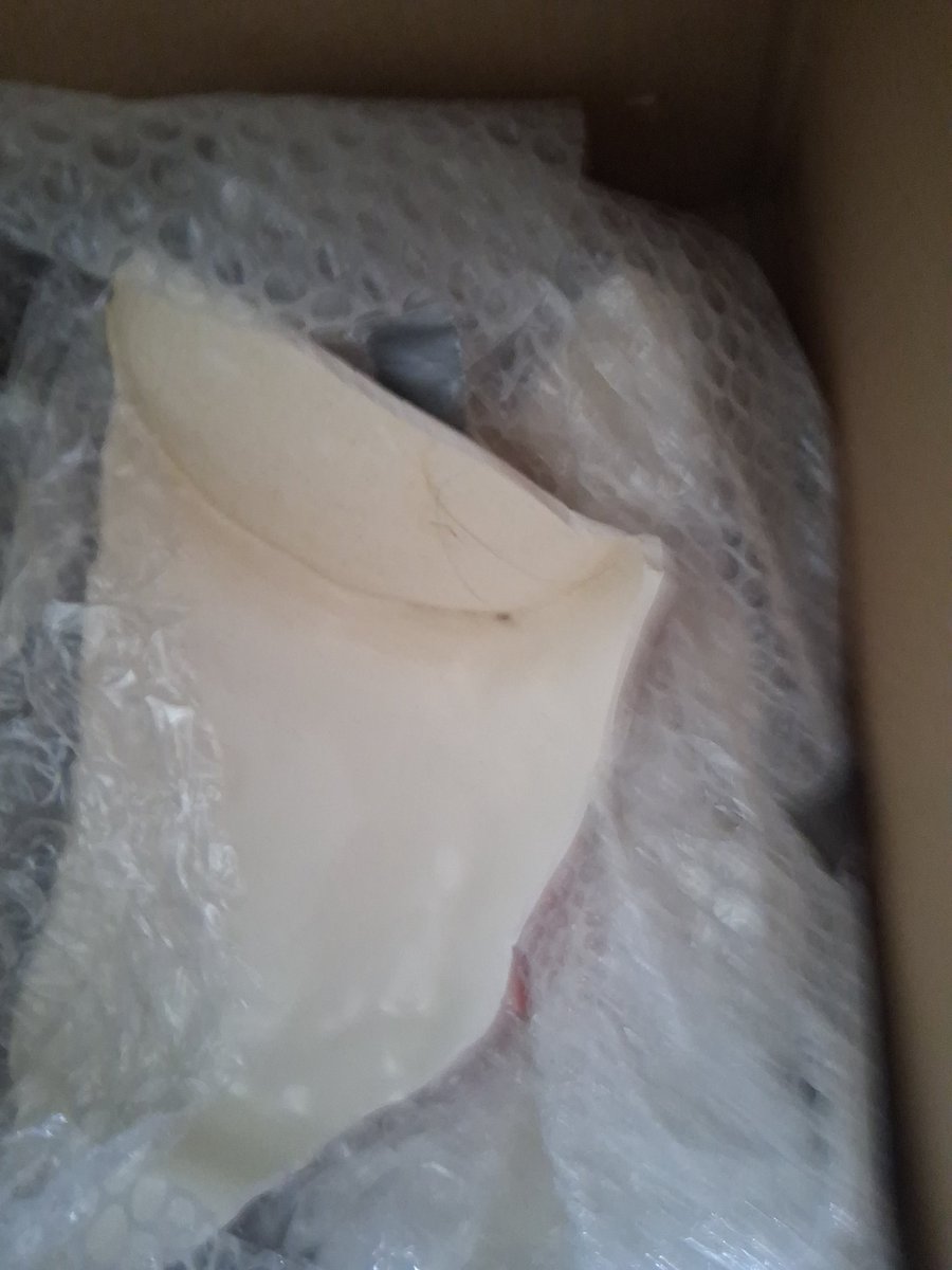 DavidBe61589767's tweet photo. @RoyalMail 
Had a parcel delivered today just look at the state of it. https://t.co/Yg0YDTQPf9