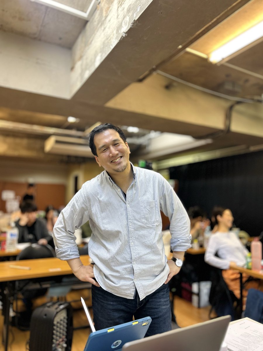 uri_irie's tweet photo. #劇団ミュ
#妻と飛んだ特攻兵
#１日1岡本さん　21日目🍀

今日は私演じる加奈子シーンのお稽古でした🎶突然始まるシリアスなシーンでとっっても難しいのですが、岡本さんがみっちり教えてくれて感謝感激です〜🥹✨まだまだ試行錯誤しながら深めていきますっ🔥

素敵な笑顔の岡本さん↓😆🎶 https://t.co/xepHPRSqWs