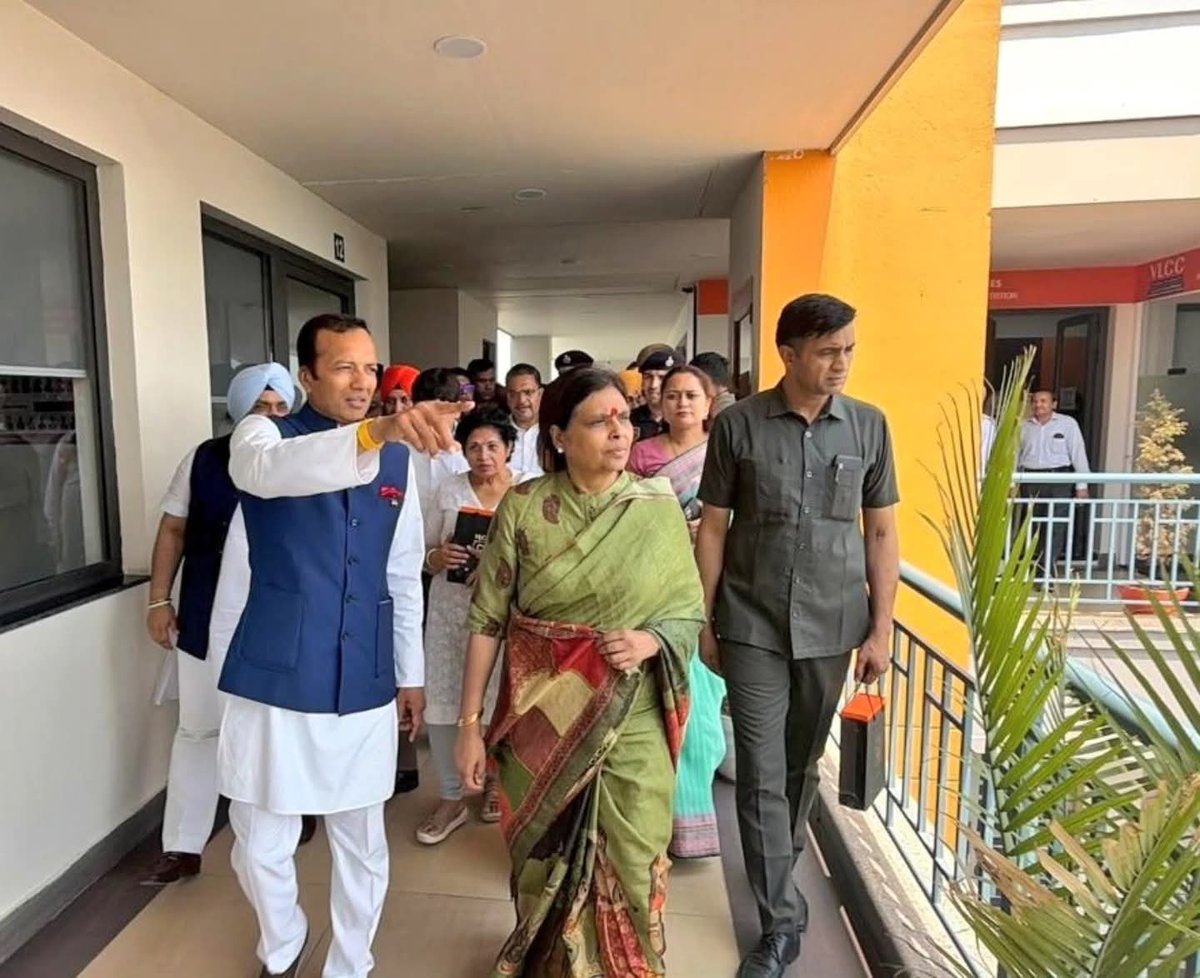 BJP4Haryana's tweet photo. कुरुक्षेत्र से माननीय सांसद नवीन जिंदल जी ने प्रदेशाध्यक्ष डॉ अर्चना गुप्ता जी को नवीन जिंदल फाउंडेशन द्वारा संचालित कुरुक्षेत्र इंटरनेशनल स्किल सेंटर का भ्रमण कराया।

इस दौरान उन्हें सेंटर में संचालित विभिन्न कौशल विकास कार्यक्रमों, ब्यूटी एवं वेलनेस प्रशिक्षण, एडवांस्ड स्किल कोर्सेज तथा युवाओं को रोजगारोन्मुख बनाने हेतु चल रही अन्य पहलियों की विस्तृत जानकारी दी गई।

@bjparchanagupta 
@MPNaveenJindal