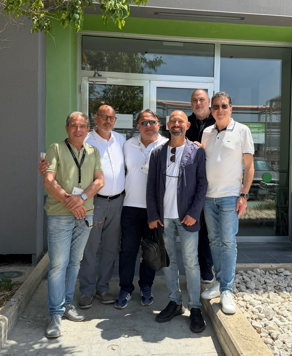 flaeicisl's tweet photo. 𝐏𝐫𝐨𝐬𝐞𝐠𝐮𝐞 𝐥’𝐚𝐭𝐭𝐢𝐯𝐢𝐭𝐚̀ 𝐝𝐞𝐥𝐥𝐚 𝐒𝐞𝐠𝐫𝐞𝐭𝐞𝐫𝐢𝐚 𝐍𝐚𝐳𝐢𝐨𝐧𝐚𝐥𝐞 𝐝𝐞𝐥𝐥𝐚 #𝐅𝐥𝐚𝐞𝐢 #𝐂𝐢𝐬𝐥 , 𝐬𝐞𝐦𝐩𝐫𝐞 𝐚 𝐝𝐢𝐫𝐞𝐭𝐭𝐨 𝐜𝐨𝐧𝐭𝐚𝐭𝐭𝐨 𝐜𝐨𝐧 𝐥𝐚𝐯𝐨𝐫𝐚𝐭𝐫𝐢𝐜𝐢, 𝐥𝐚𝐯𝐨𝐫𝐚𝐭𝐨𝐫𝐢 𝐞 𝐢𝐬𝐜𝐫𝐢𝐭𝐭𝐢.

Il Segretario Nazionale Maurizio Ottaviani, accompagnato dal Segretario Generale della Flaei Cisl Sicilia Duilio Gaetano Montagnino e dal Segretario Regionale Giuseppe Giansiracusa, ha incontrato gli iscritti B2G a Priolo Gargallo, in un momento di confronto sulle prospettive del settore e sulle sfide che attendono l’organizzazione sindacale.

L’iniziativa è stata anche l’occasione per festeggiare insieme l’importante risultato ottenuto nelle recenti elezioni RSU, un traguardo che premia l’impegno quotidiano, la presenza costante nei luoghi di lavoro e la fiducia che lavoratrici e lavoratori continuano a riconoscere alla nostra federazione.

Ascolto, partecipazione e vicinanza alle persone restano elementi fondamentali dell’azione sindacale e della capacità di rappresentanza della nostra organizzazione.

La forza della FLAEI-CISL nasce dalle persone, dal confronto e dall’impegno quotidiano al fianco dei lavoratori, sempre ⚡️.

#FlaeiCislsegreterianazionaleeterritori
#IscrivitiPerScrivereIlTuoFuturo
#Cisl