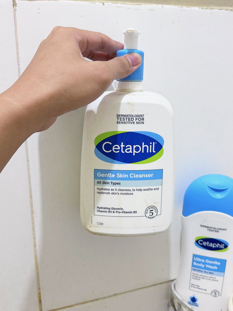 afrkml's tweet photo. Gilak anjir awet banget ini facial wash Cetaphil seliter gua. Beneran awet 9 BULAN!!!

Gw beli dari Sept 2025, baru abis Juni 2026 lu bayangin aja 🤣

Harga seliter 200–300rban, tp klo seawet ini mah ya ga rugi lahhh 😭

Mana muka gw jd cerahan, cocok banget buat yg kulit kombi maupun sensitip. Teksturnya lembut gel watery gitu & lembap bangettt

Pada pake juga gakkk???