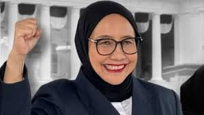 dimarsasongko98's tweet photo. 25 Mei 2026  : Naniek Sudaryati Deyang, pejabat Badan Gizi Nasional, menulis di Facebook:
"Mahasiswa hanya bernarasi tapi tidak bisa membuktikan apapun."

Dia menyerang Tiyo Ardianto, Ketua BEM UGM, yang 21 Mei 2026 menyebut SPPG sebagai "Satuan Penjilat Prabowo-Gibran" di forum bersama Mahfud MD dan Rocky Gerung.

Bukti yang katanya tidak ada itu: 
a. 12.658 anak keracunan MBG sepanjang 2025 , data KPAI 
b. 5.000 titik SPPG diduga fiktif, temuan Komisi IX DPR 
c. Jual beli titik SPPG Rp450 juta per titik , temuan DPR 
d. Anggaran Rp171 triliun tanpa pengawasan memadai , laporan KPK 2025

Dan siapa Naniek yang menghakimi ini semua?
a. Mantan tim sukses Prabowo 2019
b. Ditunjuk Prabowo jadi pejabat BGN September 2025
c. 2 Juni 2026 :  naik jabatan jadi Kepala BGN

Timses jadi penjaga program yang dia bantu menangkan. 

Lalu menuduh mahasiswa "tidak punya bukti."

Yang tidak punya bukti itu siapa?