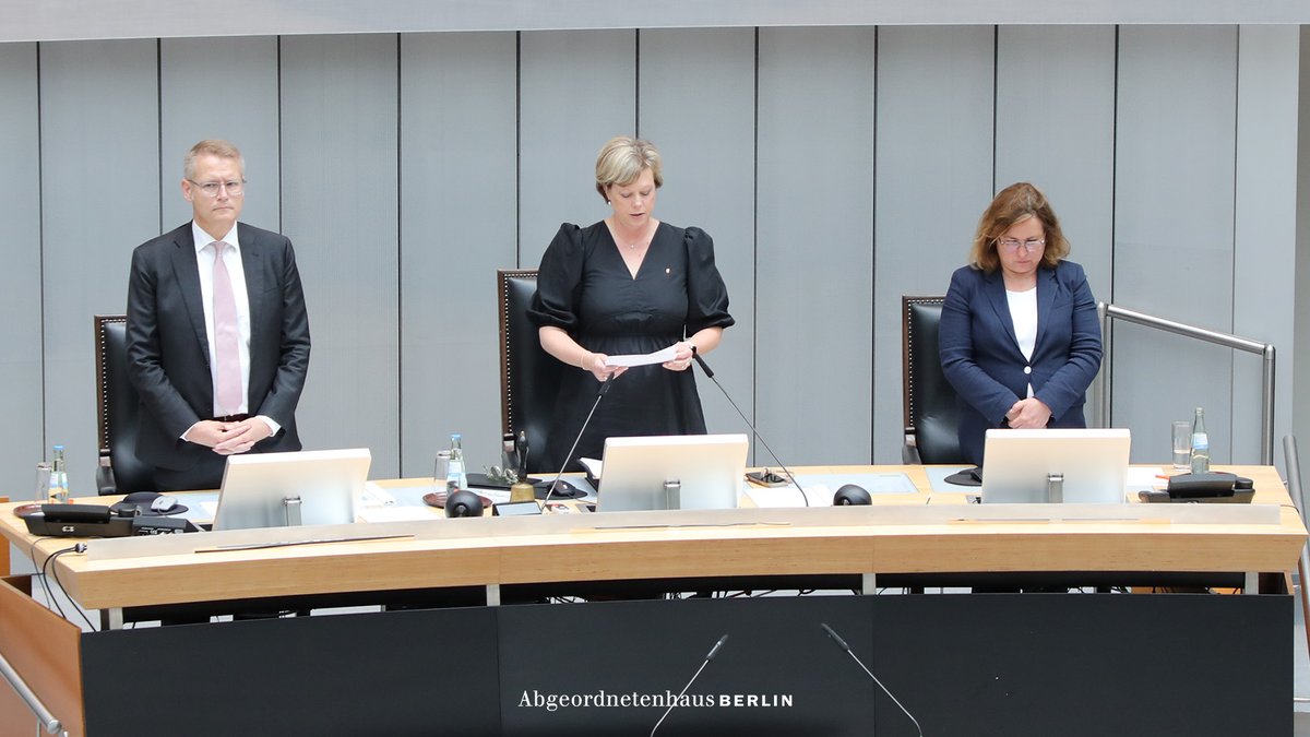 AGH_Berlin's tweet photo. Zu Beginn der heutigen Plenarsitzung gedachte #AGH-Präsidentin @CorneliaSeibeld der verstorbenen ehemaligen Abgeordneten Sigurd Hauff und Prof. Dr. Klaus Finkelnburg. https://t.co/xRYlwCo0w6