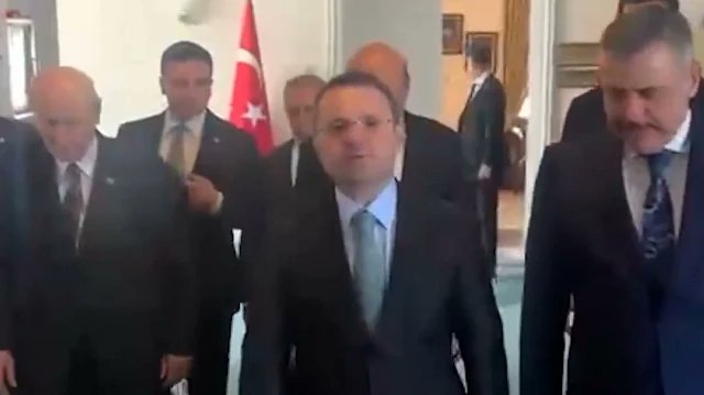 r_zelyut's tweet photo. Saray'ın İçişleri Bakanı ile tartışmalı Adalet Bakanı onu ziyaret etti.
Devlet Bahçeli birden ağız değiştirdi ve Özgür Özel'e vurmaya başladı.
Ve peşinden Antalya'nın rüşvetçi olduğunu itiraf eden hapisteki belediye başkanı Böcek efendi, "Özgür Özel'e para verdim!" dedi.
Belli ki Özgür Özel'i de hapse atmaya karar vermişler...
-Yapmayın! İktidarda kalmak uğruna Türkiye'yi karıştırmaya kalkışmayın!
