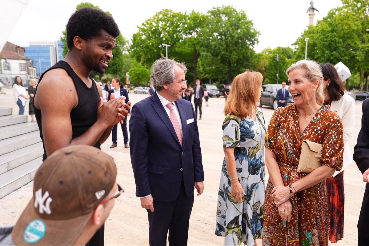 RoyalFamily's tweet photo. Thank you for a wonderful visit to Portugal! 🇵🇹

From baptising a cask of Port to putting up tents with young people on the DofE International Award, The Duke and Duchess of Edinburgh have had a busy few days in Lisbon and Porto.

Highlights included visits to Batalha Monastery, Porto Cathedral and Casa da Música; speaking at Model NATO about Women, Peace and Security; receiving the keys to the city at Porto Town Hall; and jumping on a famous Lisbon tram.

Read all about it on https://t.co/qE9dcx9h5x.