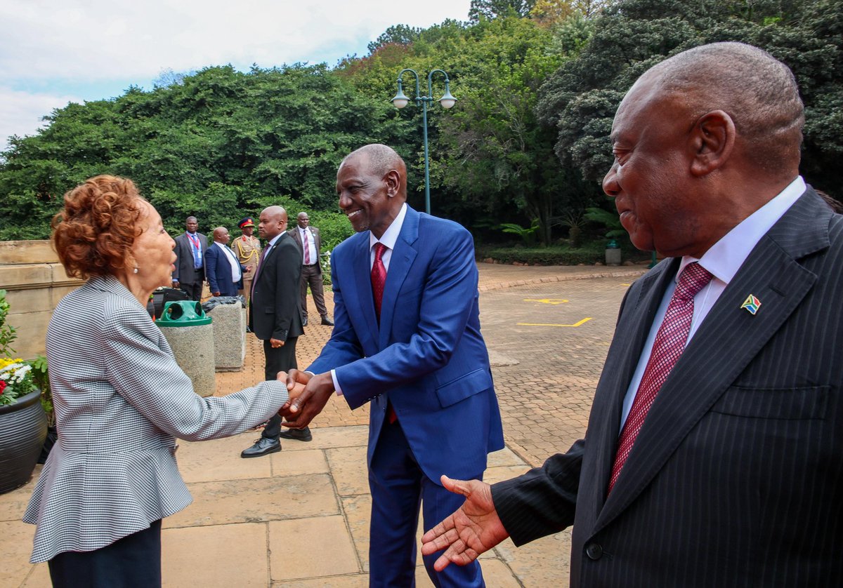 GovernmentZA's tweet photo. 📸 🇿🇦His Excellency President @CyrilRamaphosa and First Lady, Dr Tshepo Motsepe welcome 🇰🇪His Excellency President William Samoei Ruto of the Republic of Kenya and First Lady Mrs Rachel Ruto to the Union Buildings in Tshwane for a State Visit to South Africa.
 
The visit reaffirms the strong and enduring partnership between South Africa and Kenya and advances cooperation in trade, investment, regional integration and continental development.
 
#KenyaInSA 🇿🇦🇰🇪
#BetterAfricaBetterWorld 🌍