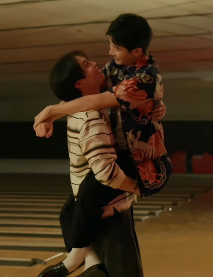 khaotungnalak's tweet photo. Khaotung born to be carried around by his big, handsome boyfriend! 💅🎀 https://t.co/XCnYp7eUpw