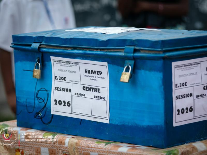 mediacongo's tweet photo. RDC: @malu_raissa a lancé les épreuves de l'ENAFEP à Mokengeli. @MinisterEDU_NC a valorisé l'instruction des filles et salué le corps enseignant. Kinshasa aligne 249.059 candidats dont 121.947 garçons et 127.111 filles, soit 68.502 à Lukunga, 51 200 à Tshangu, 45 361 à Plateau, 44 594 à Mont-Amba et 39 402 à Funa