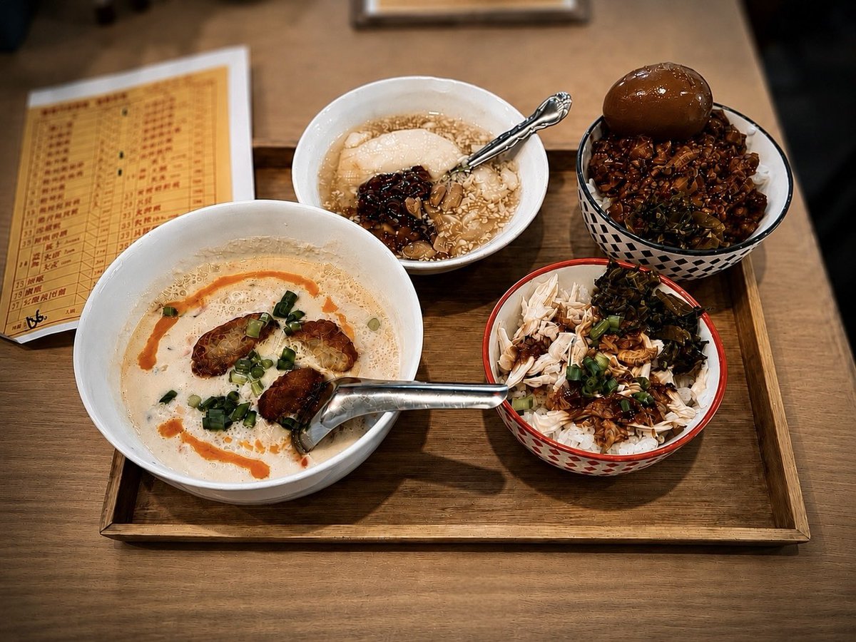 alexxskywalker's tweet photo. 蒲田 喜喜豆漿で魯肉飯加蛋、鶏肉飯、鹹豆漿、豆花。台湾の屋台そのままの雰囲気と味とのことで鶏肉飯は揚げエシャロットがのりジャンクでめっちゃ美味しい。シェントウジャンは全体が固まった茶碗蒸しのようなタイプでこれも激うま。店のお姉さんも優しく店の細部までかっこよくて最高なお店でした https://t.co/iwhpMrUOzo