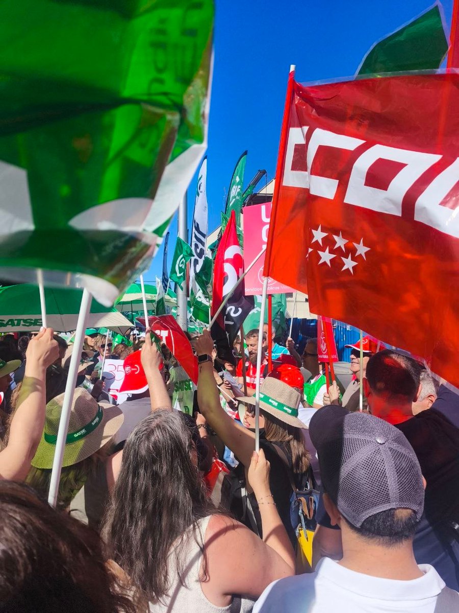 CCOOSanidadMad's tweet photo. Convocada por CCOO, concentración en el Hospital Gómez Ulla ante la falta de negociación del calendario de implantación de las 35 horas.

Los profesionales de la sanidad pública no puede seguir esperando acuerdos que no llegan.

#CCOO #35HorasYa #SanidadPública #DerechosLaborales @zupo21 @CcooUlla