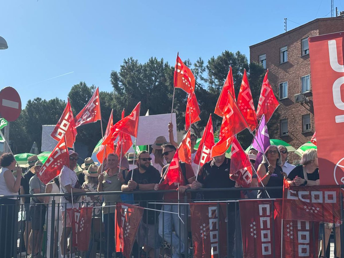 CCOOSanidadMad's tweet photo. Convocada por CCOO, concentración en el Hospital Gómez Ulla ante la falta de negociación del calendario de implantación de las 35 horas.

Los profesionales de la sanidad pública no puede seguir esperando acuerdos que no llegan.

#CCOO #35HorasYa #SanidadPública #DerechosLaborales @zupo21 @CcooUlla