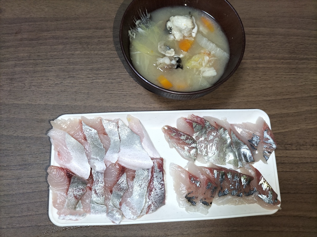 itsukawirth's tweet photo. 昨日のうちに買っておいた刺身と、明日以降に備えて作りだめした味噌汁による控えめな晩飯です。 https://t.co/VjRrztEfHm